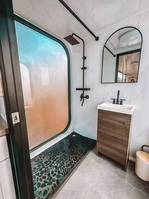 Modern Off Grid Tiny Home! هاليوا بيت للعطل